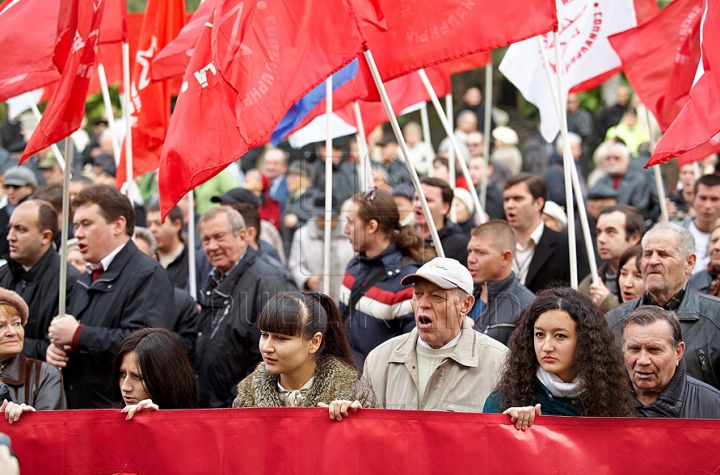 (VIDEO/FOTO) Comuniştii continuă protestele în faţa Palatului Republicii. "Moldova este condamnată de Bruxelles"