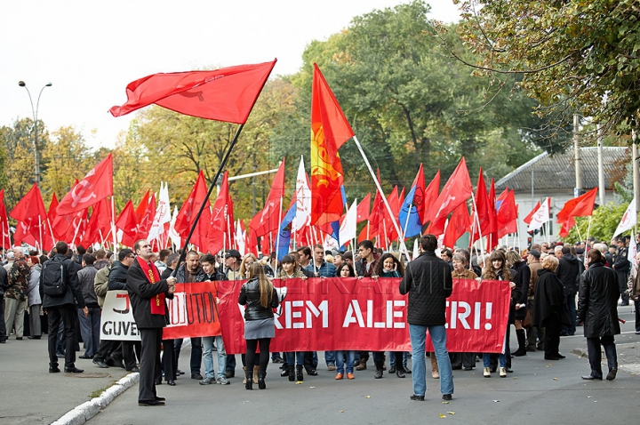 (VIDEO/FOTO) Comuniştii continuă protestele în faţa Palatului Republicii. "Moldova este condamnată de Bruxelles"