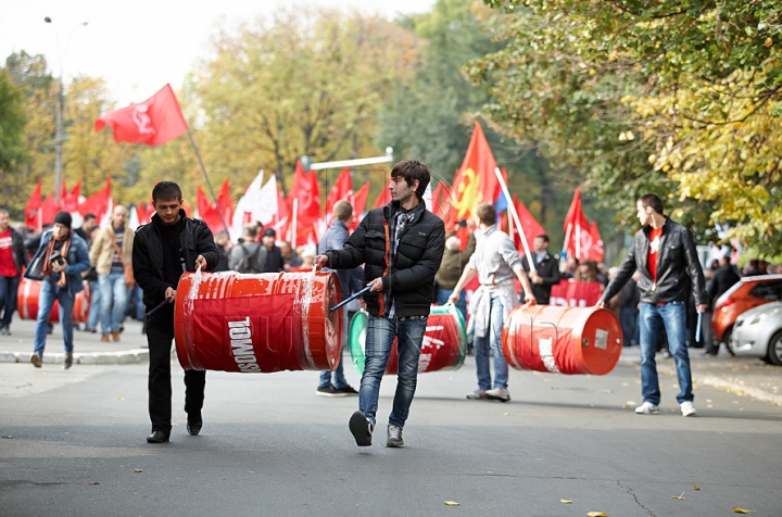 (VIDEO/FOTO) Comuniştii continuă protestele în faţa Palatului Republicii. "Moldova este condamnată de Bruxelles"