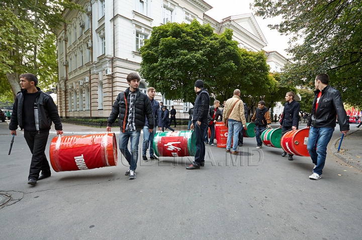 (VIDEO/FOTO) Comuniştii continuă protestele în faţa Palatului Republicii. "Moldova este condamnată de Bruxelles"