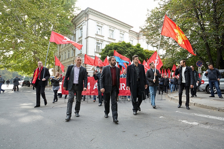 (VIDEO/FOTO) Comuniştii continuă protestele în faţa Palatului Republicii. "Moldova este condamnată de Bruxelles"