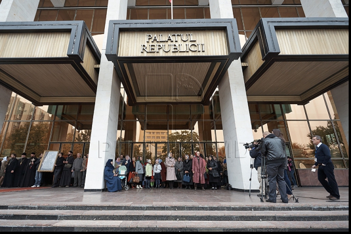 IMAGINI FOTO care vorbesc de la sine, surprinse în timpul protestului de azi al preoţilor, enoriaşilor şi comuniştilor