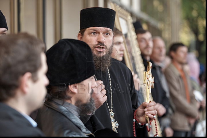 IMAGINI FOTO care vorbesc de la sine, surprinse în timpul protestului de azi al preoţilor, enoriaşilor şi comuniştilor