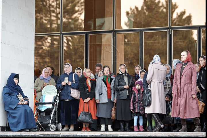 IMAGINI FOTO care vorbesc de la sine, surprinse în timpul protestului de azi al preoţilor, enoriaşilor şi comuniştilor