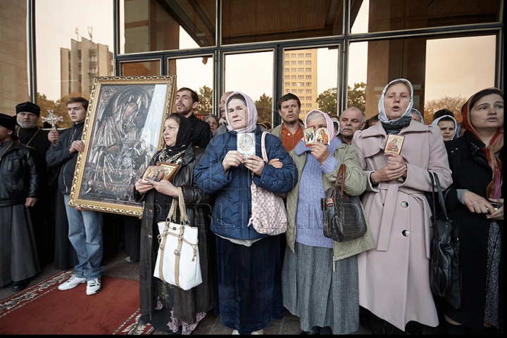 IMAGINI FOTO care vorbesc de la sine, surprinse în timpul protestului de azi al preoţilor, enoriaşilor şi comuniştilor