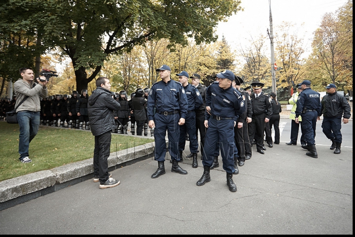 IMAGINI FOTO care vorbesc de la sine, surprinse în timpul protestului de azi al preoţilor, enoriaşilor şi comuniştilor