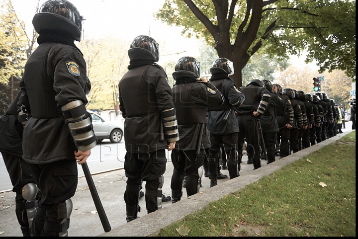 IMAGINI FOTO care vorbesc de la sine, surprinse în timpul protestului de azi al preoţilor, enoriaşilor şi comuniştilor