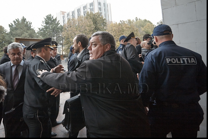 IMAGINI FOTO care vorbesc de la sine, surprinse în timpul protestului de azi al preoţilor, enoriaşilor şi comuniştilor