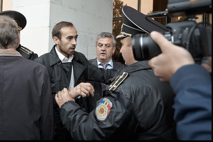 IMAGINI FOTO care vorbesc de la sine, surprinse în timpul protestului de azi al preoţilor, enoriaşilor şi comuniştilor