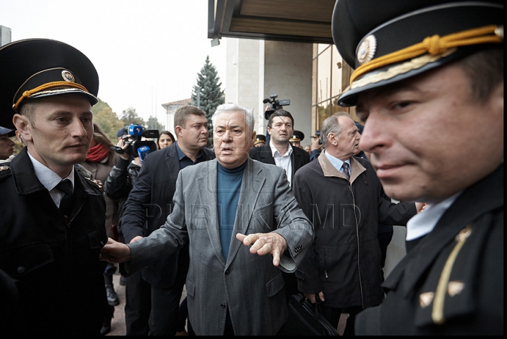 IMAGINI FOTO care vorbesc de la sine, surprinse în timpul protestului de azi al preoţilor, enoriaşilor şi comuniştilor