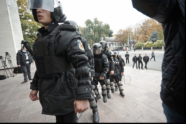 IMAGINI FOTO care vorbesc de la sine, surprinse în timpul protestului de azi al preoţilor, enoriaşilor şi comuniştilor