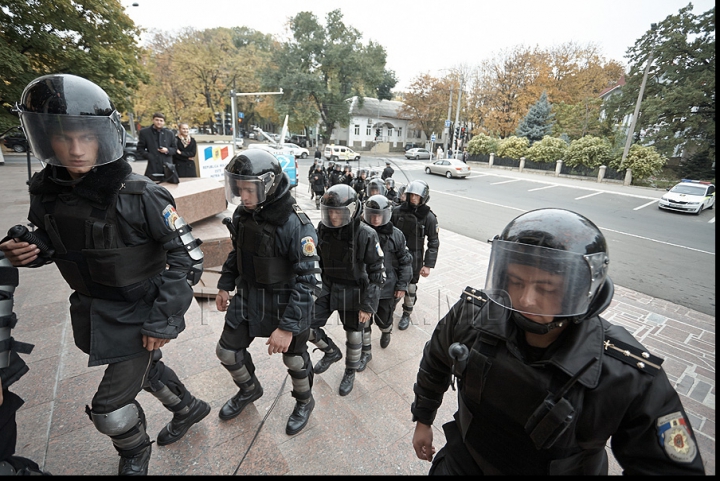 IMAGINI FOTO care vorbesc de la sine, surprinse în timpul protestului de azi al preoţilor, enoriaşilor şi comuniştilor