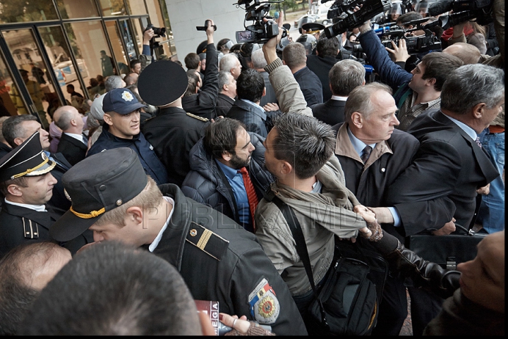 IMAGINI FOTO care vorbesc de la sine, surprinse în timpul protestului de azi al preoţilor, enoriaşilor şi comuniştilor