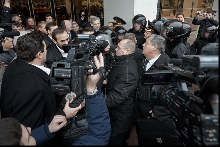 IMAGINI FOTO care vorbesc de la sine, surprinse în timpul protestului de azi al preoţilor, enoriaşilor şi comuniştilor