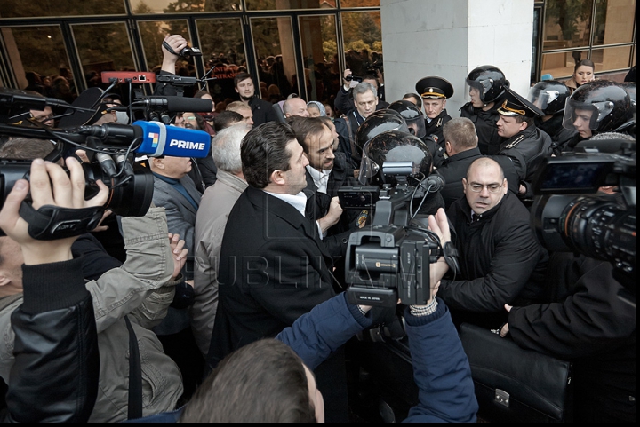 IMAGINI FOTO care vorbesc de la sine, surprinse în timpul protestului de azi al preoţilor, enoriaşilor şi comuniştilor