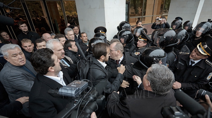 IMAGINI FOTO care vorbesc de la sine, surprinse în timpul protestului de azi al preoţilor, enoriaşilor şi comuniştilor