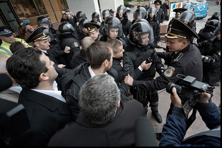 IMAGINI FOTO care vorbesc de la sine, surprinse în timpul protestului de azi al preoţilor, enoriaşilor şi comuniştilor