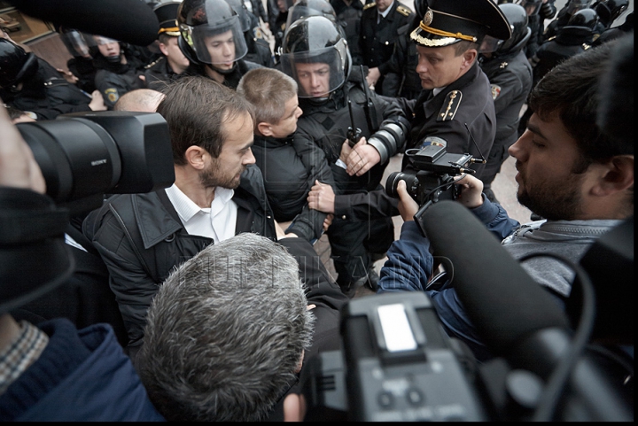 IMAGINI FOTO care vorbesc de la sine, surprinse în timpul protestului de azi al preoţilor, enoriaşilor şi comuniştilor