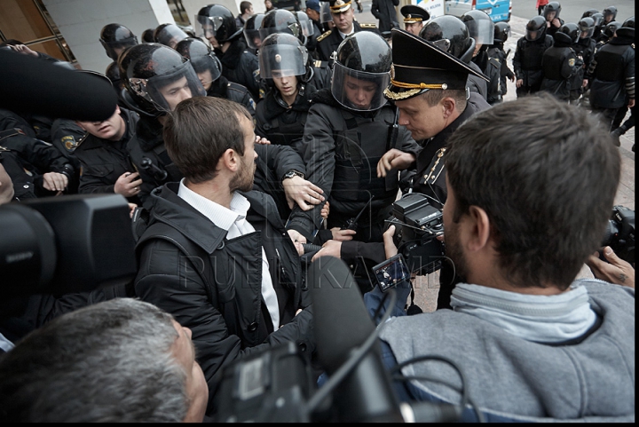 IMAGINI FOTO care vorbesc de la sine, surprinse în timpul protestului de azi al preoţilor, enoriaşilor şi comuniştilor