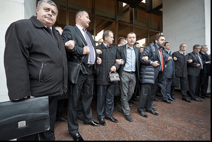 IMAGINI FOTO care vorbesc de la sine, surprinse în timpul protestului de azi al preoţilor, enoriaşilor şi comuniştilor