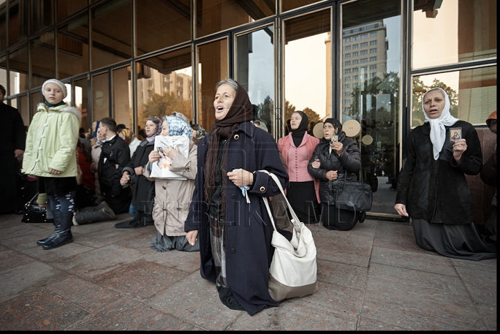 IMAGINI FOTO care vorbesc de la sine, surprinse în timpul protestului de azi al preoţilor, enoriaşilor şi comuniştilor