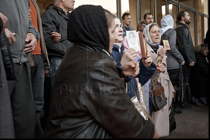 IMAGINI FOTO care vorbesc de la sine, surprinse în timpul protestului de azi al preoţilor, enoriaşilor şi comuniştilor