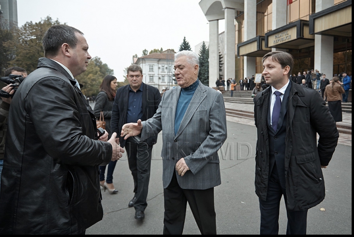 IMAGINI FOTO care vorbesc de la sine, surprinse în timpul protestului de azi al preoţilor, enoriaşilor şi comuniştilor