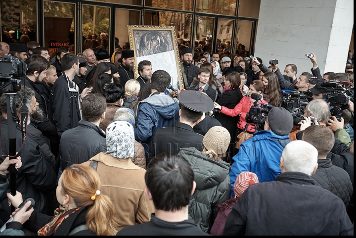 IMAGINI FOTO care vorbesc de la sine, surprinse în timpul protestului de azi al preoţilor, enoriaşilor şi comuniştilor