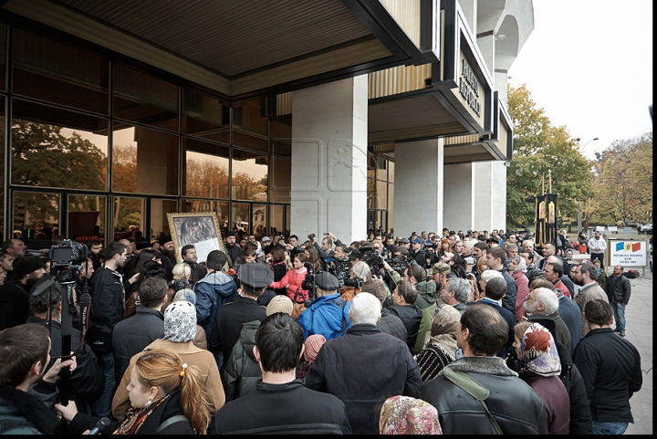 IMAGINI FOTO care vorbesc de la sine, surprinse în timpul protestului de azi al preoţilor, enoriaşilor şi comuniştilor