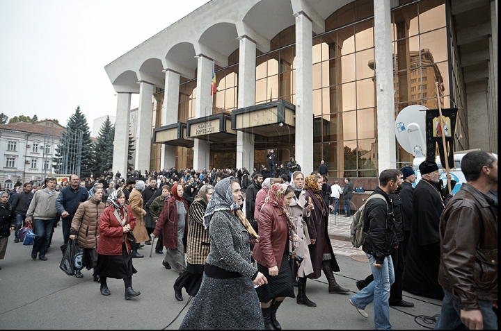 IMAGINI FOTO care vorbesc de la sine, surprinse în timpul protestului de azi al preoţilor, enoriaşilor şi comuniştilor