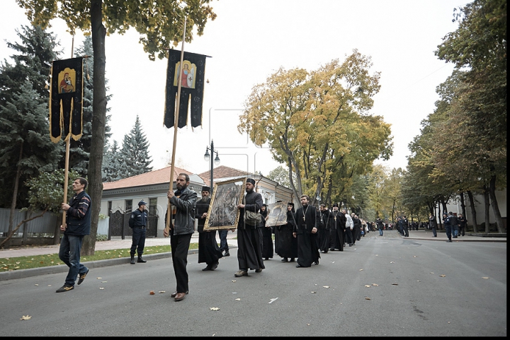 IMAGINI FOTO care vorbesc de la sine, surprinse în timpul protestului de azi al preoţilor, enoriaşilor şi comuniştilor