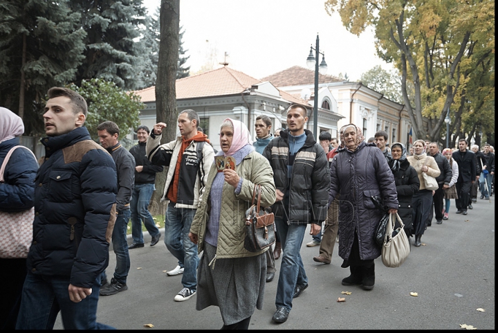 IMAGINI FOTO care vorbesc de la sine, surprinse în timpul protestului de azi al preoţilor, enoriaşilor şi comuniştilor