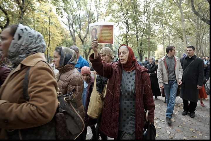 IMAGINI FOTO care vorbesc de la sine, surprinse în timpul protestului de azi al preoţilor, enoriaşilor şi comuniştilor