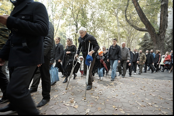 IMAGINI FOTO care vorbesc de la sine, surprinse în timpul protestului de azi al preoţilor, enoriaşilor şi comuniştilor