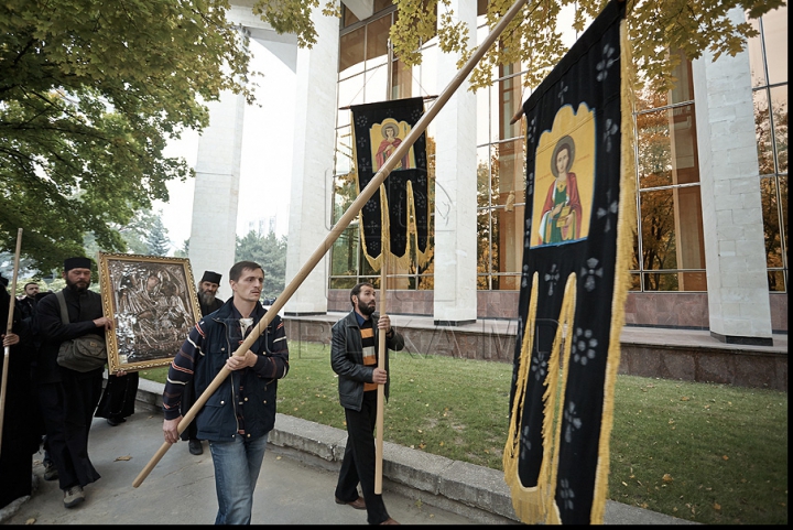 IMAGINI FOTO care vorbesc de la sine, surprinse în timpul protestului de azi al preoţilor, enoriaşilor şi comuniştilor