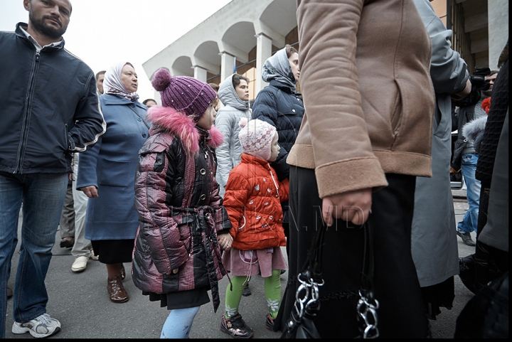 IMAGINI FOTO care vorbesc de la sine, surprinse în timpul protestului de azi al preoţilor, enoriaşilor şi comuniştilor