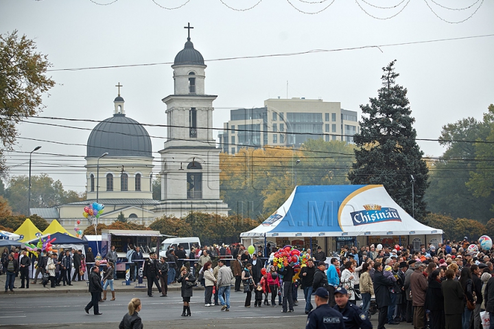 Mare sărbătoare şi voie bună în Chişinău! Startul distracţiei a fost dat de Dorin Chirtoacă FOTO/VIDEO