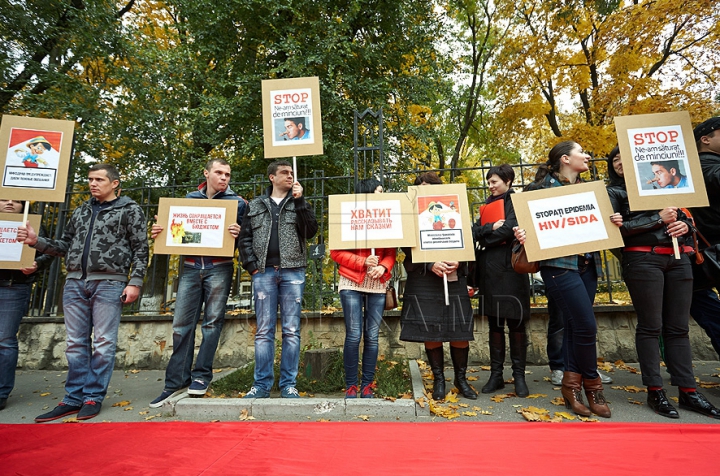 Protest cu fierăstraie în faţa Ministerului Sănătăţii. "Oficialilor le-au cam crescut nasurile de atâtea minciuni" (FOTO/VIDEO)