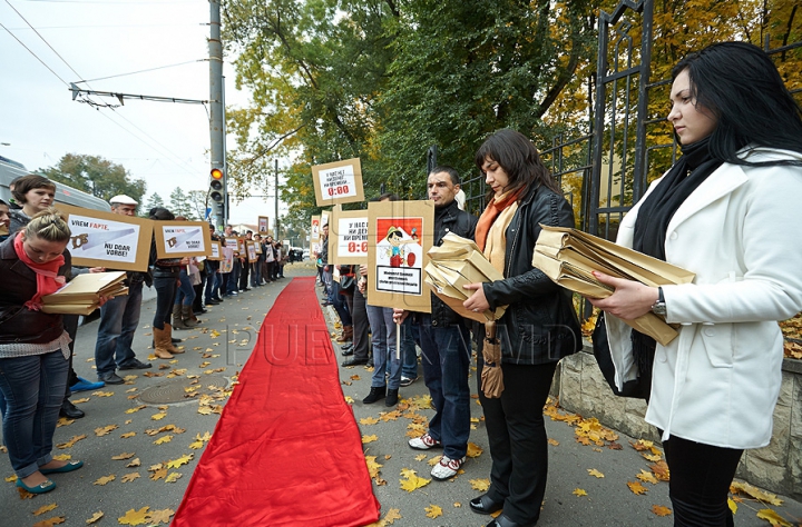 Protest cu fierăstraie în faţa Ministerului Sănătăţii. "Oficialilor le-au cam crescut nasurile de atâtea minciuni" (FOTO/VIDEO)