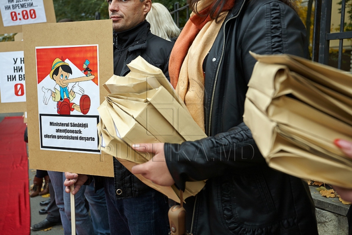 Protest cu fierăstraie în faţa Ministerului Sănătăţii. "Oficialilor le-au cam crescut nasurile de atâtea minciuni" (FOTO/VIDEO)