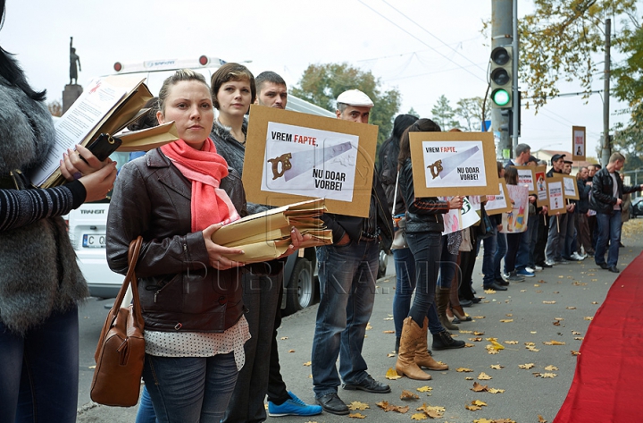 Protest cu fierăstraie în faţa Ministerului Sănătăţii. "Oficialilor le-au cam crescut nasurile de atâtea minciuni" (FOTO/VIDEO)