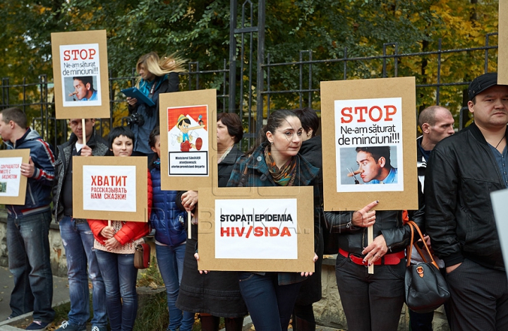 Protest cu fierăstraie în faţa Ministerului Sănătăţii. "Oficialilor le-au cam crescut nasurile de atâtea minciuni" (FOTO/VIDEO)