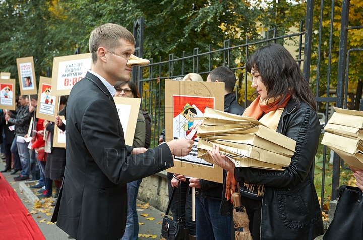 Protest cu fierăstraie în faţa Ministerului Sănătăţii. "Oficialilor le-au cam crescut nasurile de atâtea minciuni" (FOTO/VIDEO)