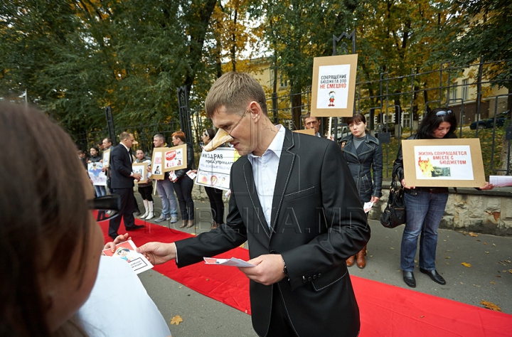 Protest cu fierăstraie în faţa Ministerului Sănătăţii. "Oficialilor le-au cam crescut nasurile de atâtea minciuni" (FOTO/VIDEO)