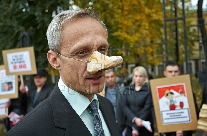 Protest cu fierăstraie în faţa Ministerului Sănătăţii. "Oficialilor le-au cam crescut nasurile de atâtea minciuni" (FOTO/VIDEO)