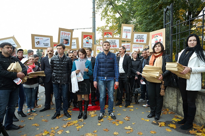 Protest cu fierăstraie în faţa Ministerului Sănătăţii. "Oficialilor le-au cam crescut nasurile de atâtea minciuni" (FOTO/VIDEO)