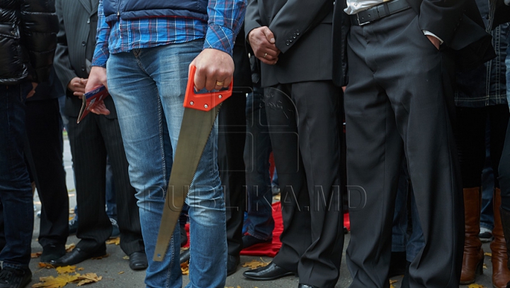 Protest cu fierăstraie în faţa Ministerului Sănătăţii. "Oficialilor le-au cam crescut nasurile de atâtea minciuni" (FOTO/VIDEO)