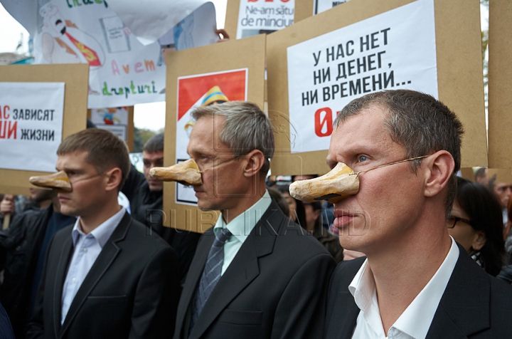 Protest cu fierăstraie în faţa Ministerului Sănătăţii. "Oficialilor le-au cam crescut nasurile de atâtea minciuni" (FOTO/VIDEO)