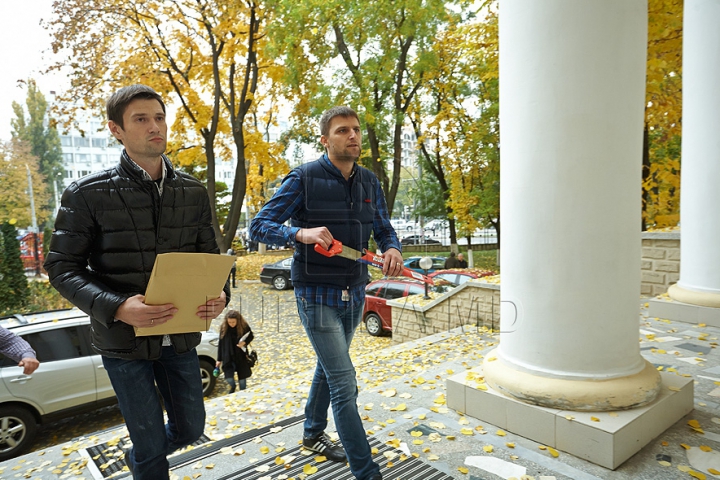 Protest cu fierăstraie în faţa Ministerului Sănătăţii. "Oficialilor le-au cam crescut nasurile de atâtea minciuni" (FOTO/VIDEO)