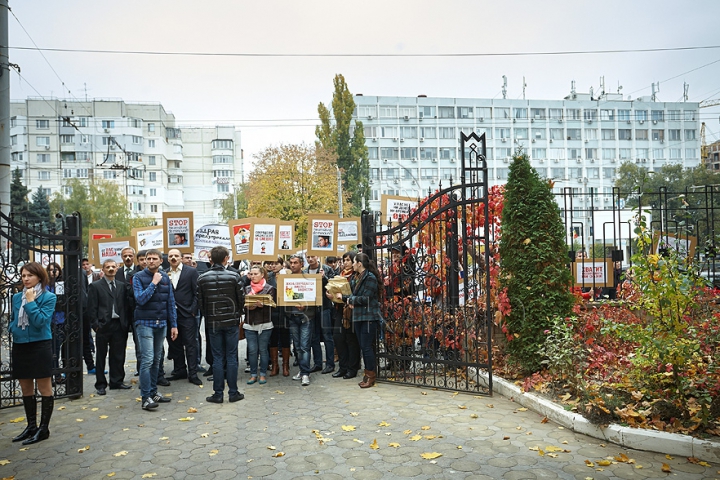 Protest cu fierăstraie în faţa Ministerului Sănătăţii. "Oficialilor le-au cam crescut nasurile de atâtea minciuni" (FOTO/VIDEO)